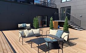 Thomas' Home - Trendy, Central & Balcony